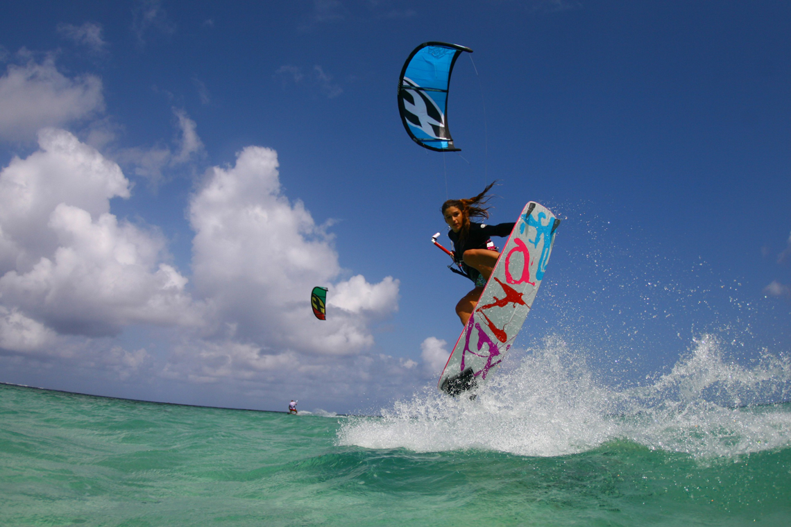 fone-kiteboarding-celine-rodenas-backroll-grab